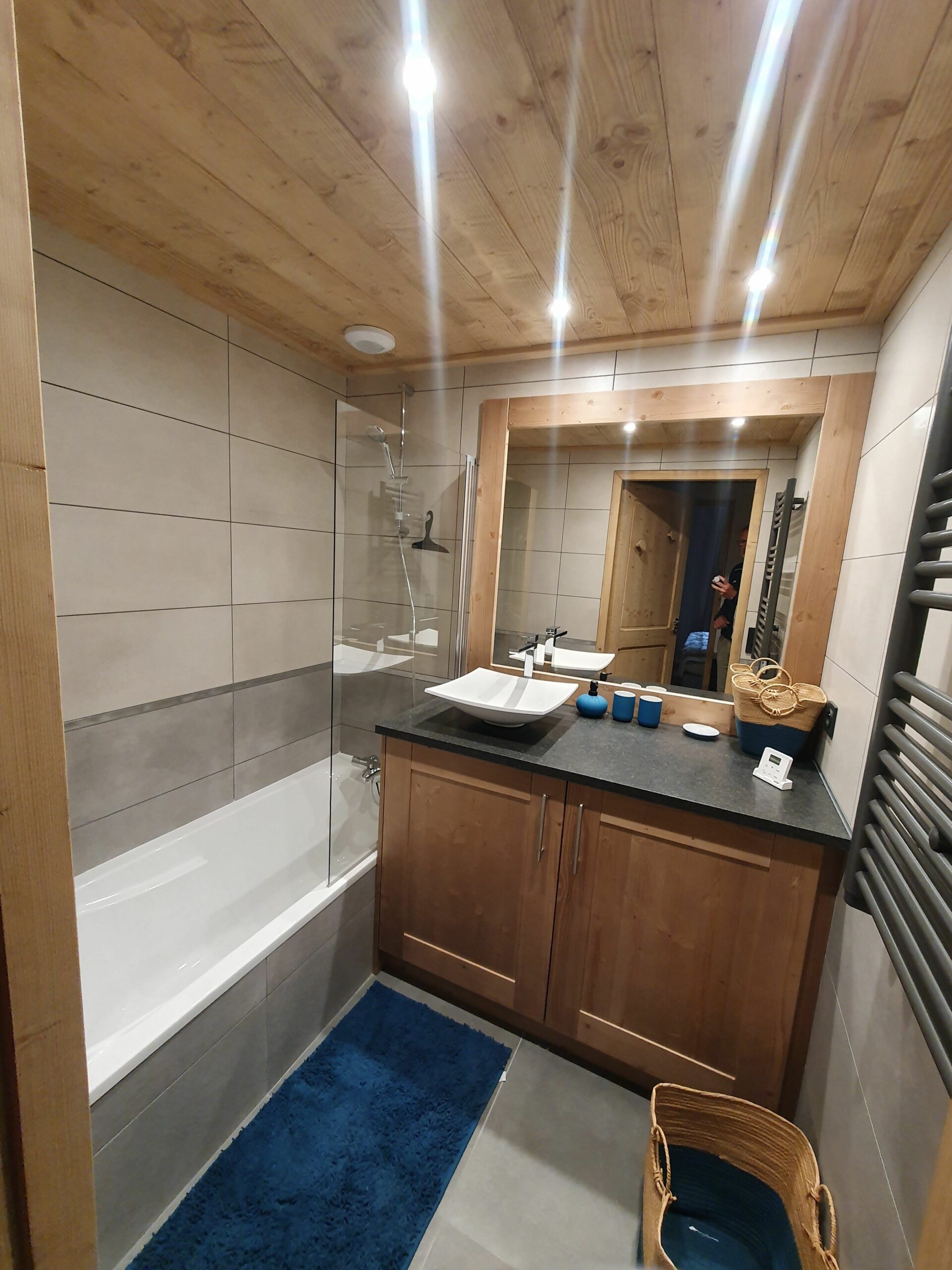 Salle de bain avec baignoire indépendante