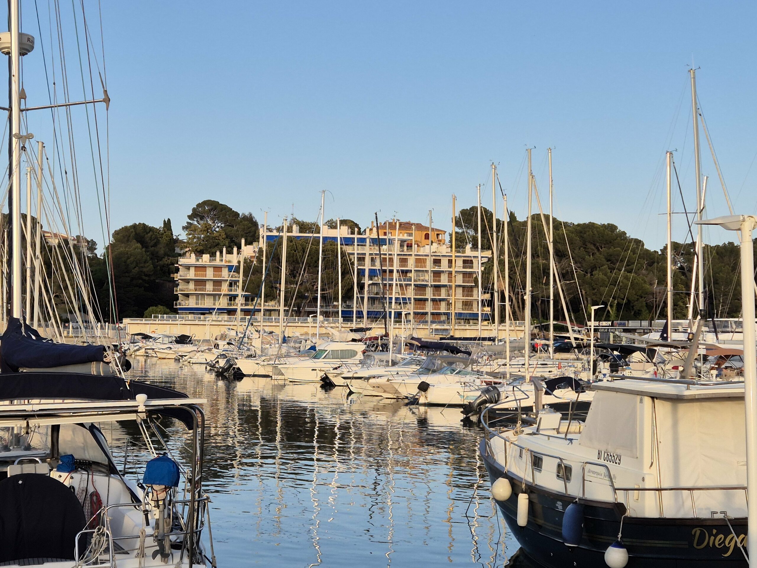 La résidence vue du port